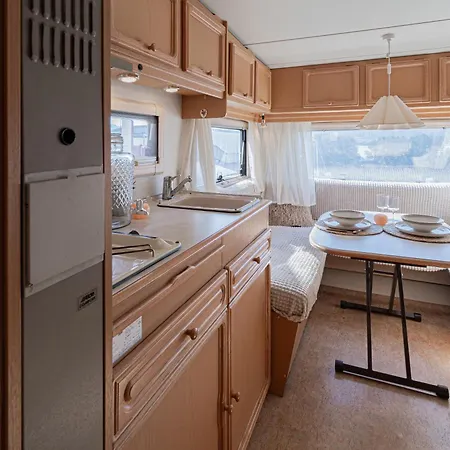 Retro Camper In Center Κάμπινγκ *